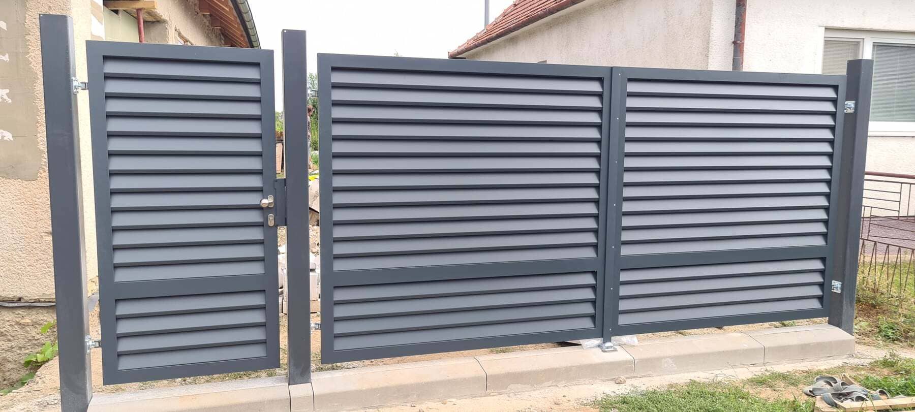 Dvojkrídlová brána so zábradlím sivá