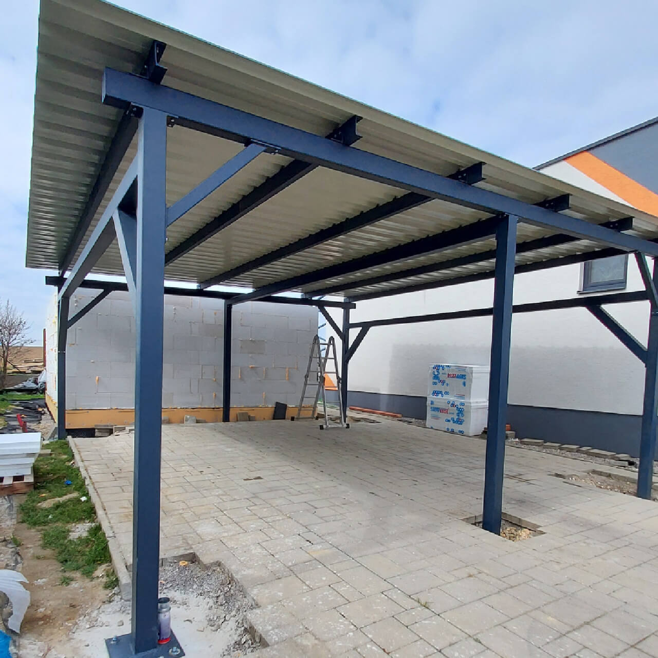 oceľový prístrešok